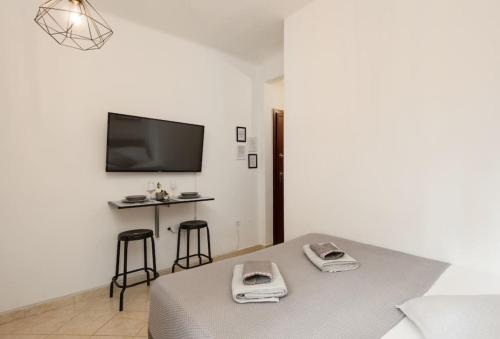 Central Studio! Fiber WiFi, AC, Private, Self Check-in! 4