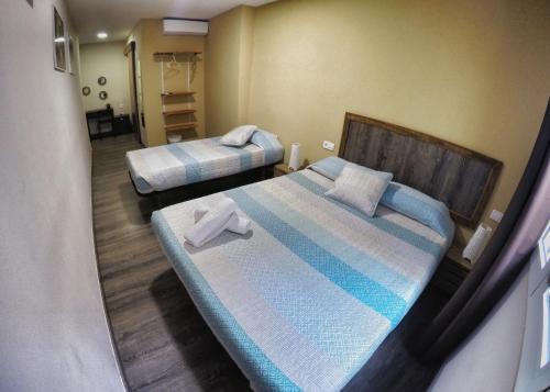 1 queen bed, 1 twin bed