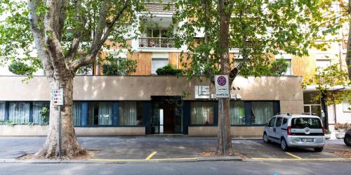 Hotel Lis - Tap to explore photos