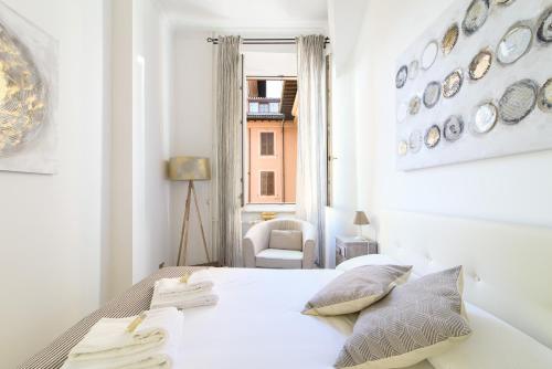 White Napoleone Apartment, Рим (фото 7)