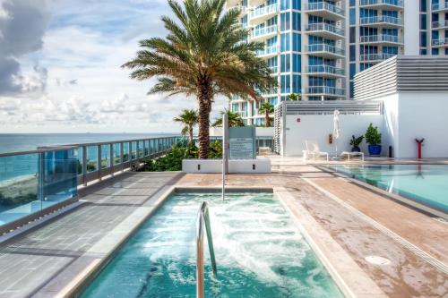 Churchill Suites Monte Carlo Miami Beach - image 2