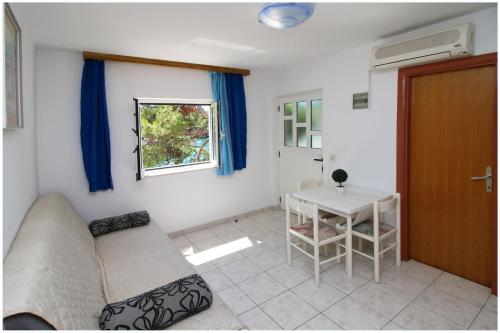 Apartments Elvi - amazing position - image 7