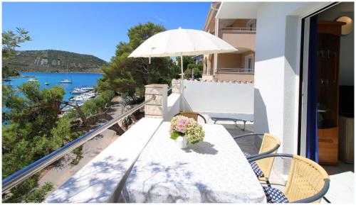 Apartments Elvi - amazing position - image 8