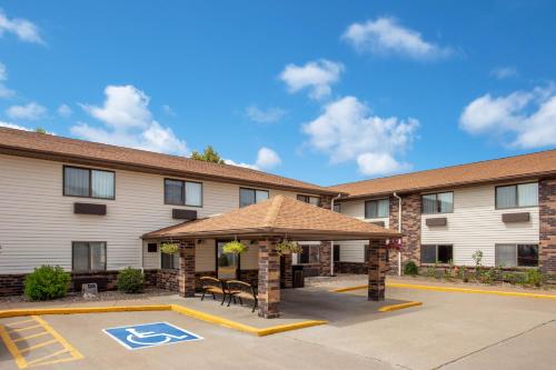 Days Inn & Suites by Wyndham Davenport East