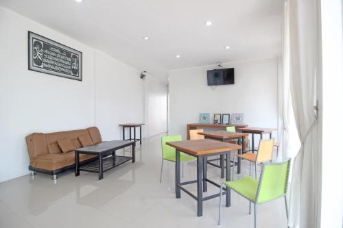 Restaurant, RedDoorz @ Jalan Ringroad Selatan near Rumah Sakit Khusus Bedah Rskb Ring Road Selatan