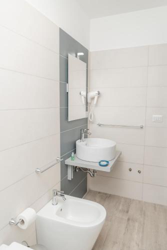 Economy Double or Twin Room image 7