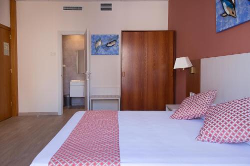 Double or twin room with 2 Extra Beds (2 Adults + 2 Children)