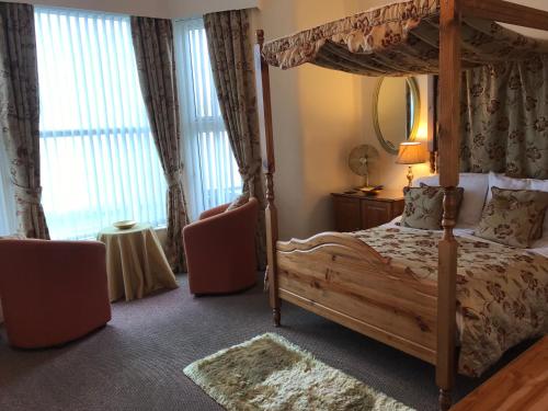 Double room, four poster
