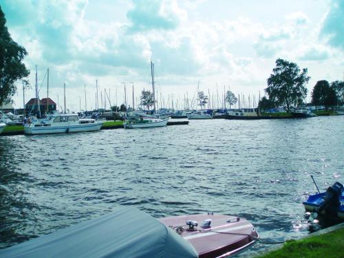 The cosy furnished chalet is located directly by the water in Heerenveen