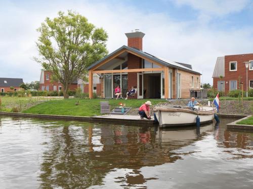  Bungalow with a terrace near the Sneekermeer, Unterkunft in Akkrum