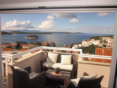 Apartment in Hvar town with sea view, terrace, air conditioning, Wi-Fi (3666-4)
