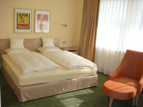 1 king bed, 1 twin bed