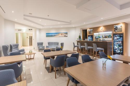 Bar/ Salón, Caneiros Luxury House & Suites in Lagoa