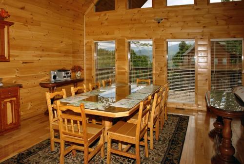 Hillbilly Hilton #525 - Five Bedroom Cabin