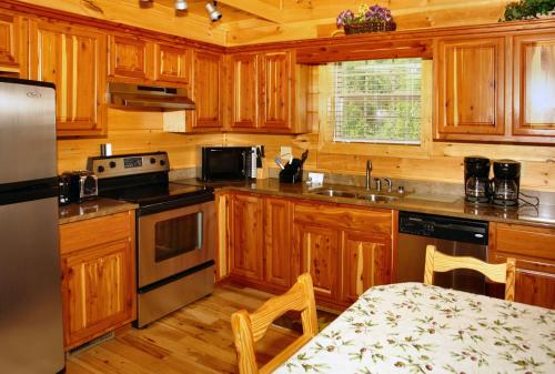 Redneck Ritz #724 - Seven Bedroom Cabin