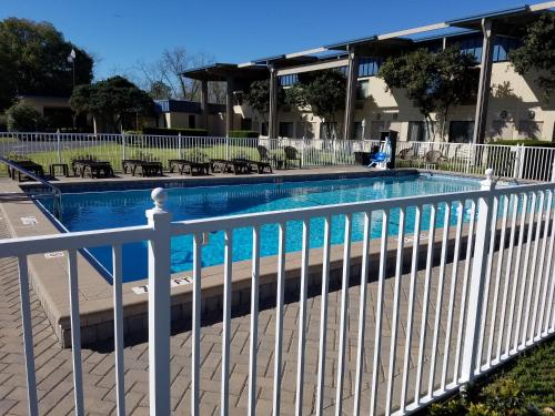 Swimming pool, Best Western Crossroads Inn in Defuniak Springs