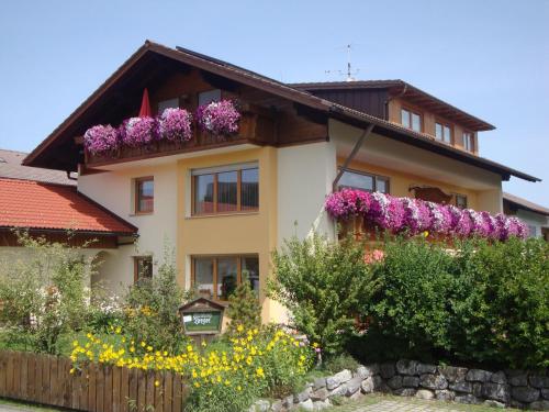 Ferienwohnung-Schlossberg-mit-Bergblick in Hopferau