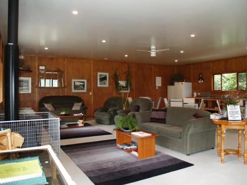 Koplietošanas atpūtas telpa ar TV, Jackson's Retreat Alpine Holiday Park in Otira