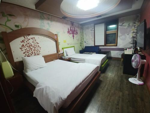 1 double bed, 1 twin bed