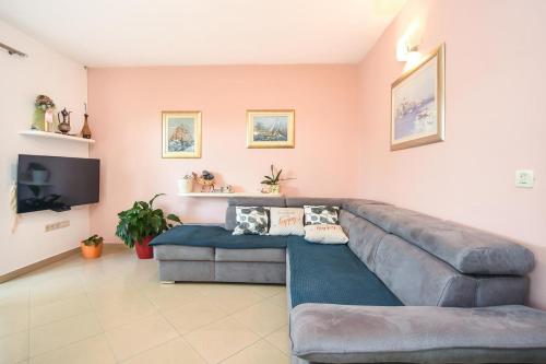 Apartments with a parking space Kastel Stari Kastela - 15411