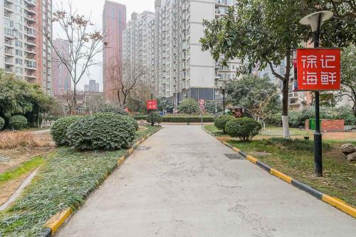 . Xi'an Yanta·Capita Square· Locals Apartment 00136220