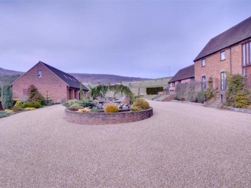 Quaint Holiday Home In Boughton Lees Kent With Courtyard
