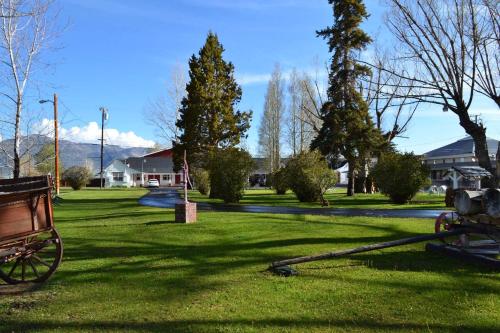 Silver Maple Inn and The Cain House Country Suites