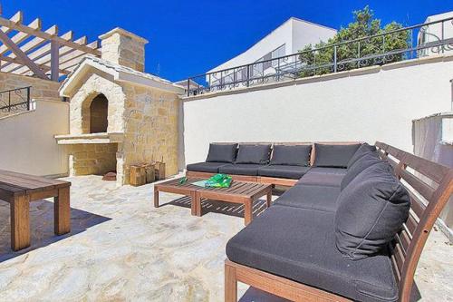  Kapetan stan Villa Sleeps 8 Pool Air Con in Kapetan stan