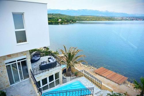  Kapetan stan Villa Sleeps 8 Pool Air Con in Kapetan stan