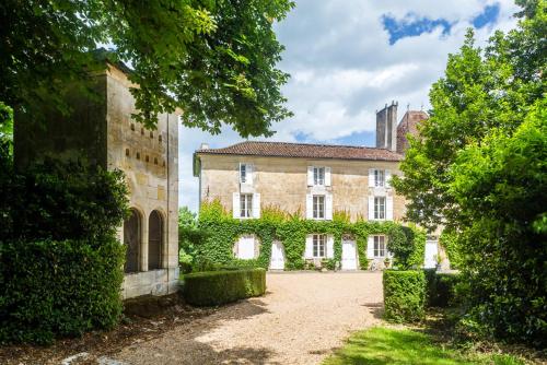 Nouzet Chateau Sleeps 12 Pool WiFi gîte à louer Les Marimont