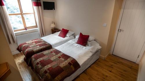 2 twin beds