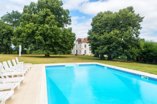 La Ressegue Chateau Sleeps 20 Pool WiFi gîte à louer Ginestet