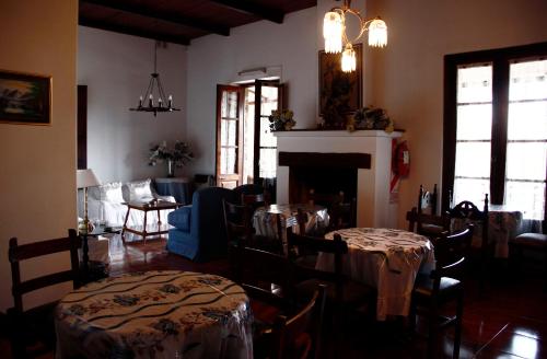 Ресторант, Hostal El Cerrito San Lorenzo in Сан Лоренсо