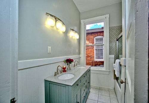 2 Bedroom Renovated Townhouse in Downtown Savannah - image 5