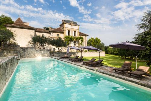 Montjoi Chateau Sleeps 26 Pool WiFi gîte à louer Montjoi