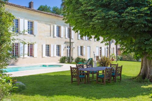 Blesignac Chateau Sleeps 12 Pool WiFi gîte à louer Ladaux