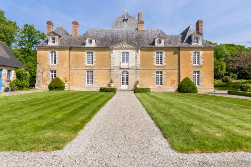 Poligne Chateau Sleeps 13 Pool WiFi gîte à louer Saint-Malo-de-Phily