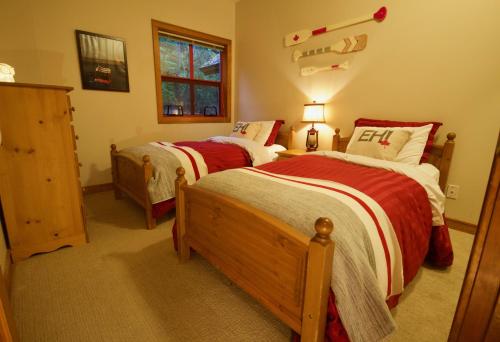 Spacious Rustic Whistler Retreat at the Woods