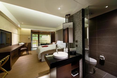 room detail thumbnail 2