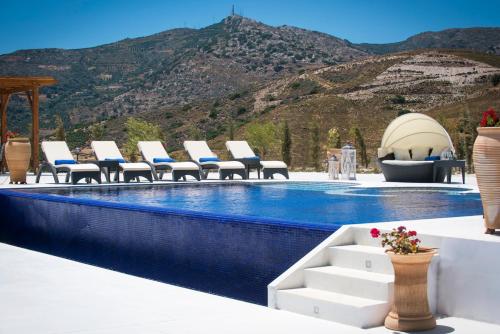 Thiseas Villa Sleeps 12 Pool Air Con WiFi in Ligaria