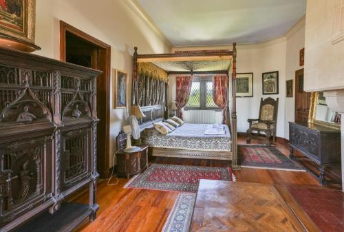 Maine d'Euche Chateau Sleeps 30 Pool WiFi gîte à louer La Verrerie