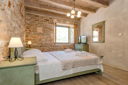  Uvala Borova Villa Sleeps 12 Pool Air Con WiFi in Basina