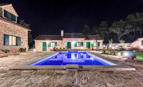  Uvala Borova Villa Sleeps 12 Pool Air Con WiFi in Basina