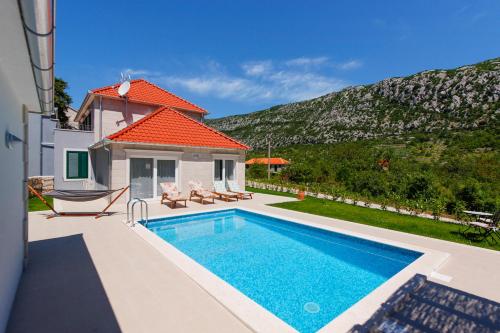  Zupa Villa Sleeps 6 Pool Air Con WiFi, Pension in Župa bei Slivno
