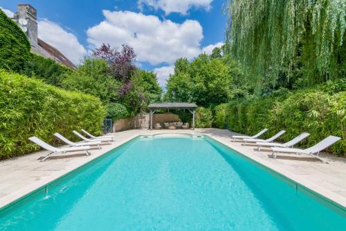 Chatel-Gerard Chateau Sleeps 20 Pool WiFi gîte à louer Noyers-sur-Serein