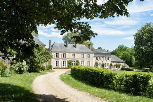 Avoise Chateau Sleeps 14 Pool WiFi gîte à louer Noyen-sur-Sarthe