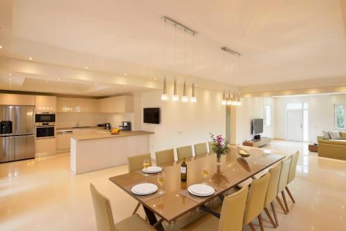  Souda Villa Sleeps 14 Pool Air Con WiFi in Souda