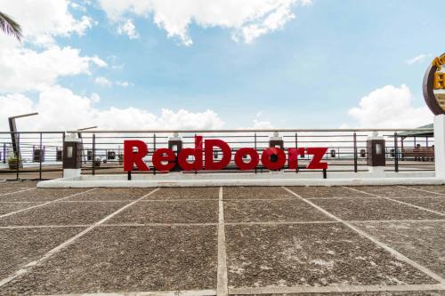 RedDoorz Plus The Ridge Tagaytay City - Vaccinated Staff