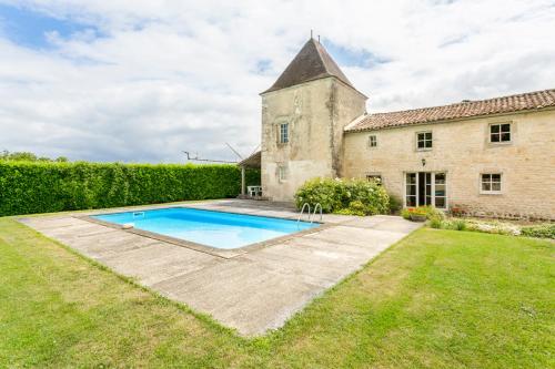 Belluire Villa Sleeps 12 Pool WiFi gîte à louer Saint-Genis-de-Saintonge