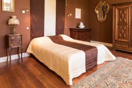 Cernay Chateau Sleeps 12 Pool gîte à louer Lencloître